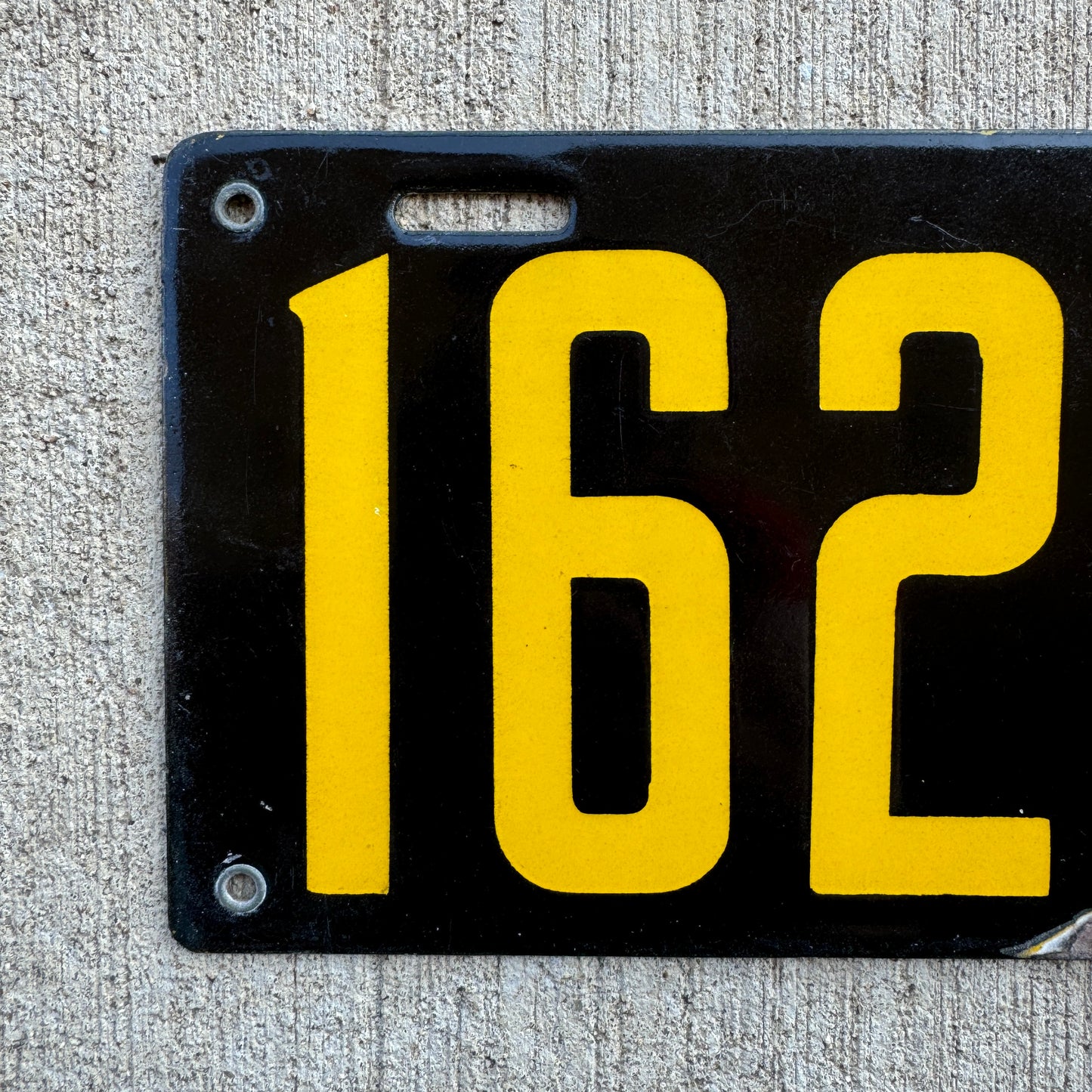 1914 Delaware Porcelain License Plate Original Condition Auto Garage 1621