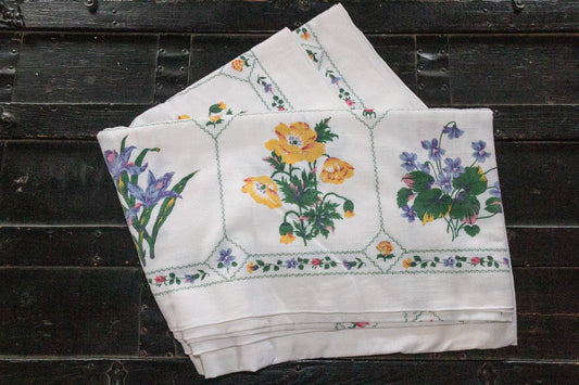 1950's Cotton Tablecloth, Vintage Floral Print, Cottage Kitchen Decor, Rectangle 82 x 61 in - Eagle's Eye Finds